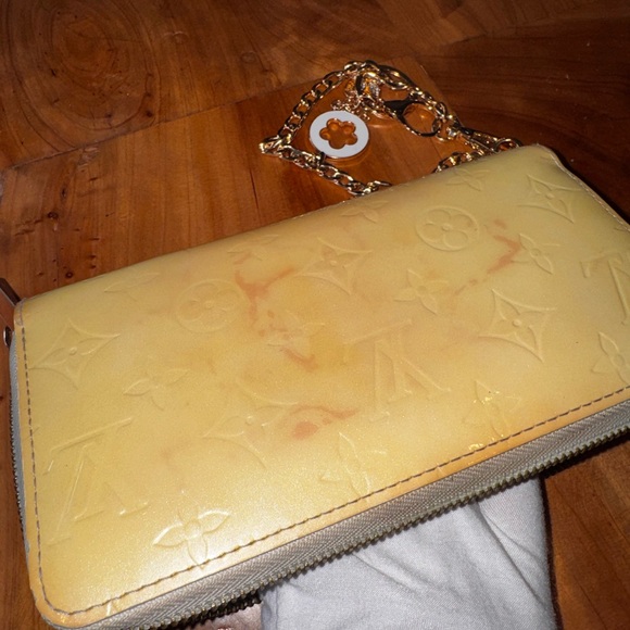 Louis Vuitton
2008 LV Monogram Zippy Wallet vintage yellow - Picture 15 of 17